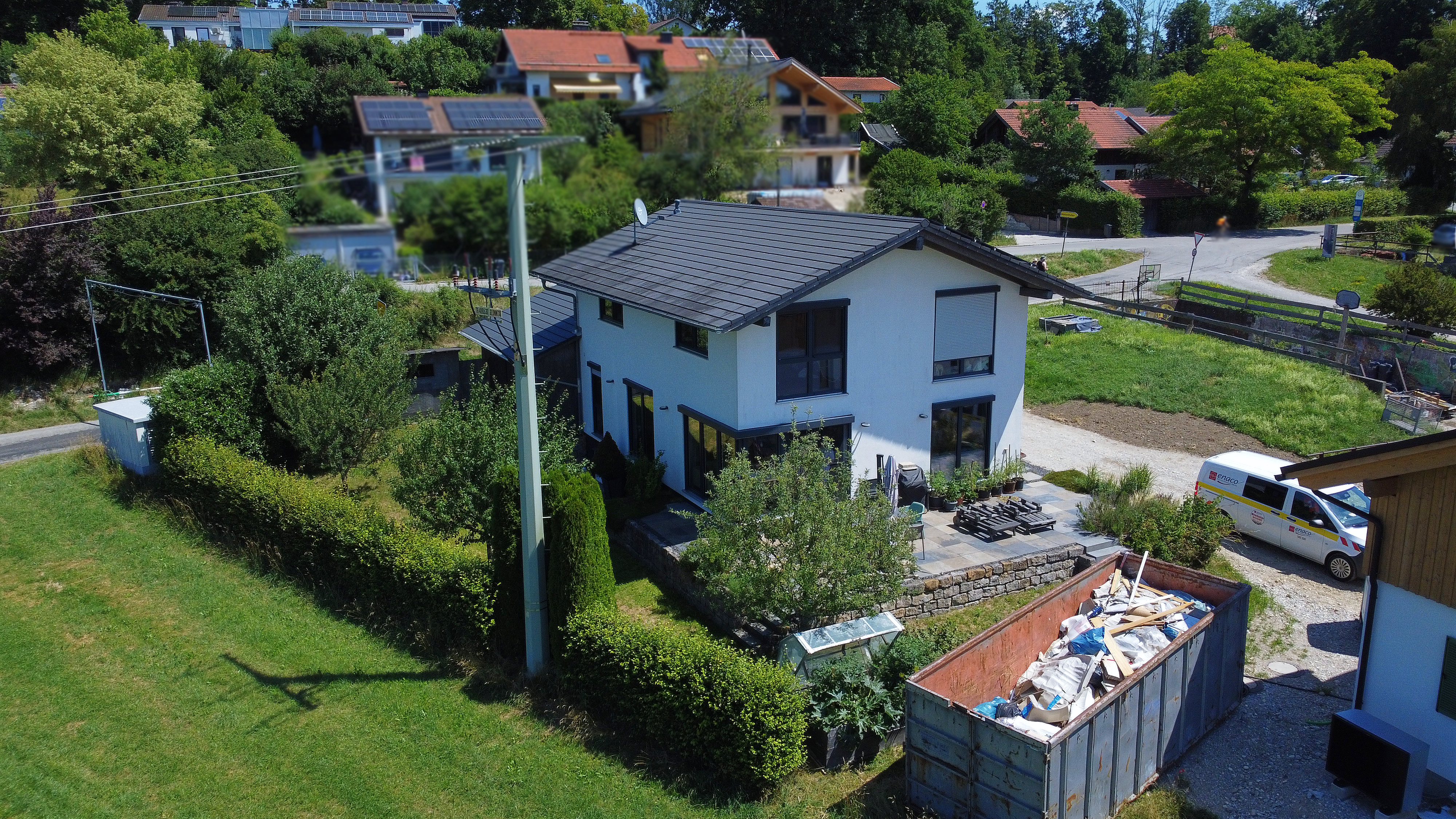 Anwesen mit parkähnlichem Garten von oben