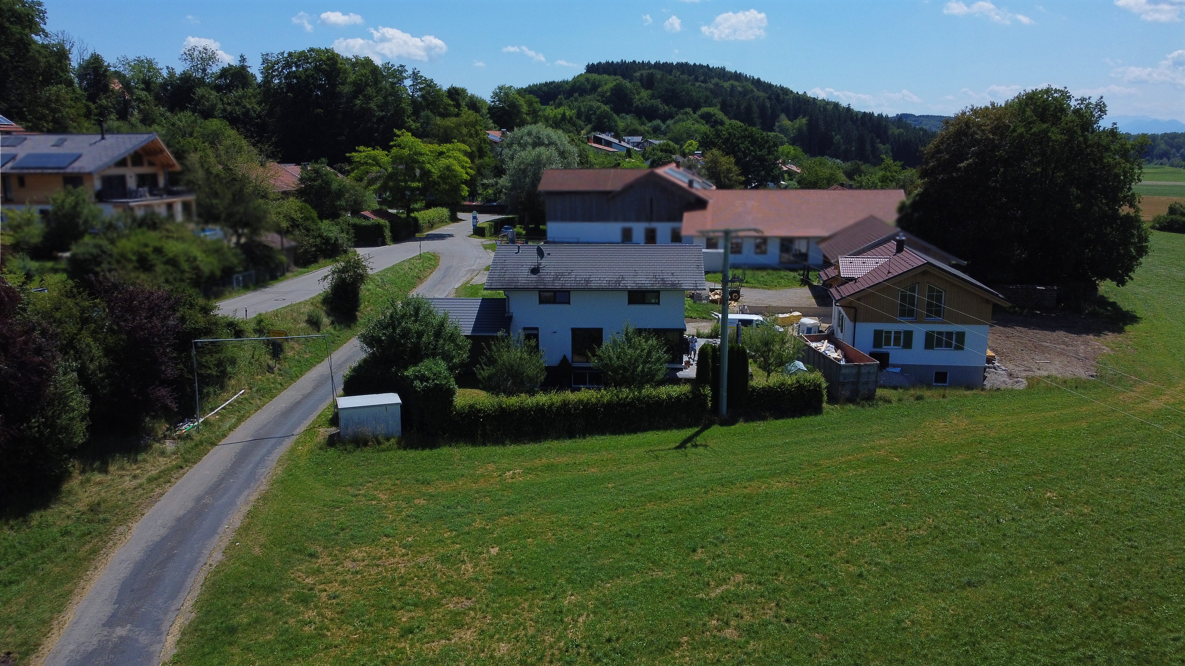 Luftaufnahme eines modernen Landhauses mit weitläufigem Grundstück